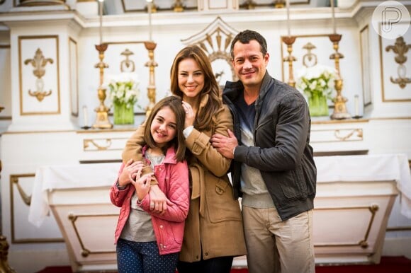 Klara Castanho posa com Paola Olivera e Malvino Salvador, sua família na novela 'Amor à Vida'