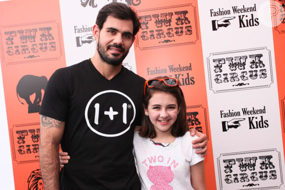 Klara Castanho e Juliano Cazarré posaram juntos em um evento de moda destinado ao público infantil
