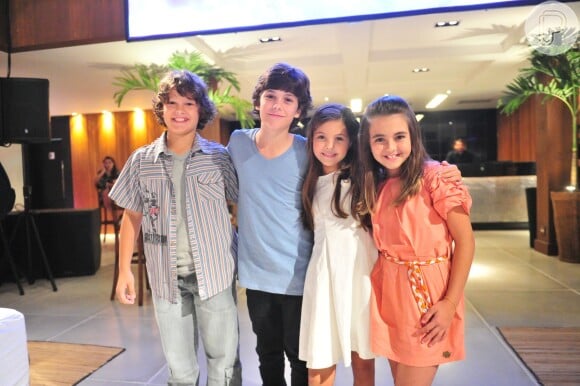 Klara Castanho posou com os outros integrantes do elenco mirim de 'Amor Eterno Amor': Julia Gomes, Caio Manhente e Luis Augusto Formal