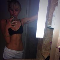 Miley Cyrus se exibe de shortinho e top: 'Meu cabelo está crescendo'