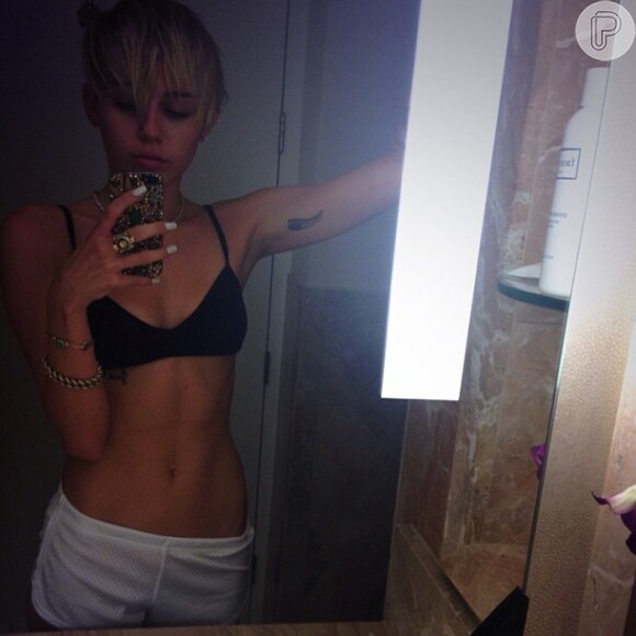 Miley Cyrus exibe barriguinha sarada ao publicar foto de top e shortinho no Instagram, em 3 de outubro de 2013