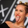 Miley Cyrus está fazendo sucesso com a música 'Wrecking Ball'
