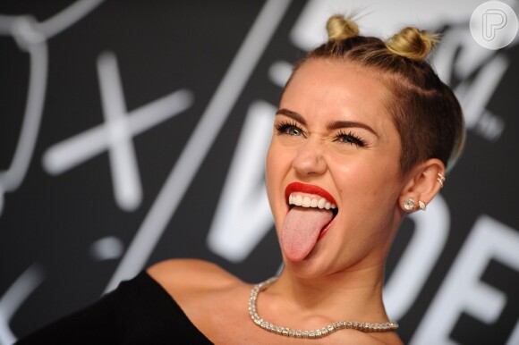 Miley Cyrus está fazendo sucesso com a música 'Wrecking Ball'
