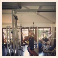 Ivete Sangalo posta foto suando a camisa em academia de ginástica