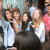 Cara Delevingne tirou fotos com seu fãs na porta do hotel Fasano, em Ipanema, na Zona Sul do Rio de Janeiro