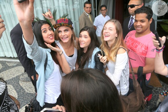Cara Delevingne tirou fotos com seu fãs na porta do hotel Fasano, em Ipanema, na Zona Sul do Rio de Janeiro