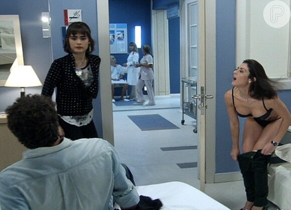 Patrícia (Maria Casadevall) flagra Silvia (Carol Castro) fazendo um strip-tease para Michel (Caio Castro), em 'Amor à Vida'