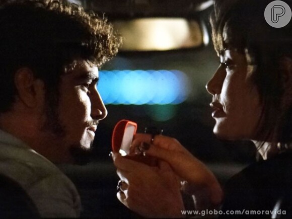 Michel (Caio Castro) dá um anel de compromisso a Patrícia (Maria Casadevall), em 'Amor à Vida'