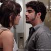 Michel (Caio Castro) pressiona Patrícia (Maria Casadevall) para que ela coloque o marido para fora de seu apartamento, em 'Amor à Vida'