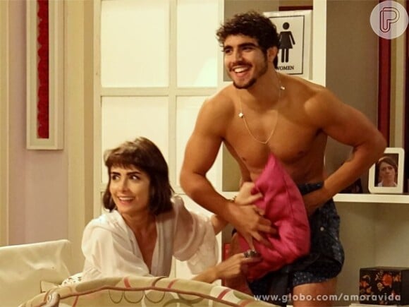Michel (Caio Castro) e Patrícia (Maria Casadevall) conseguem o apartamento de Perséfone (Fabiana Karla) emprestado para seus encontros amorosos, em 'Amor à Vida'