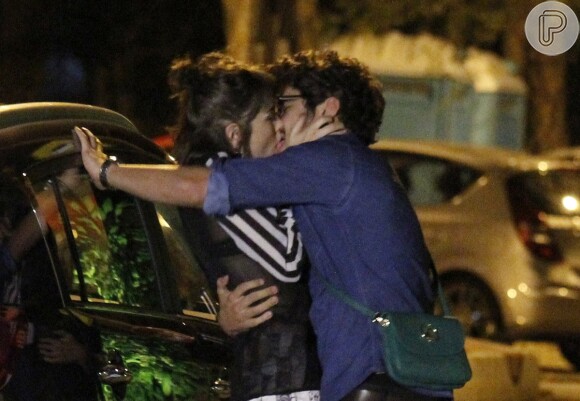 Patrícia (Maria Casadevall) e Michel (Caio Castro) namoram na rua, em 'Amor à Vida'