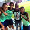 Thiaguinho vai ao treino do Barcelona e posa com Neymar, Daniel Alves e Adriano