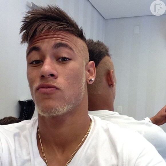 Neymar apresenta novo look, com barba, bigode e cabelos parcialmente loiros, nesta sexta-feira, 21 de dezembro de 2012
