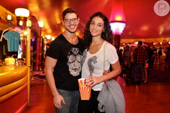 Débora Nascimento e José Loreto se divertiram em ida ao circo