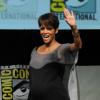 Halle Berry exibe o barrigão na última edição da Comic Con