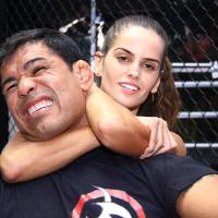 Izabel Goulart treina MMA com Minotauro. 'Ela quase me apagou'