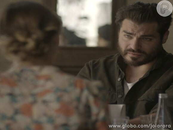 Toni (Thiago Lacerda) convida Hilda (Luiza Valdetaro) para tomar chá com ele em sua casa, em 'Joia Rara'