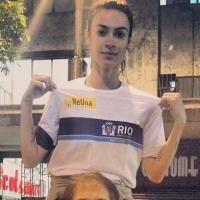 Thaila Ayala vai de uniforme escolar a protesto no Rio: 'Presente'