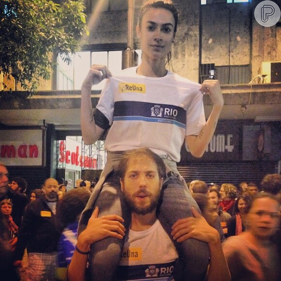 Thaila Ayala foi ao protesto a favor dos professores da cidade do Rio de Janeiro de uniforme, em 7 de outubro de 2013
