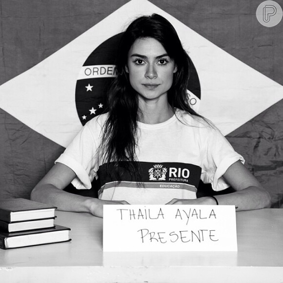 Thaila Ayala publicou uma foto em uma mesa escolar. O registro faz parte do 'Monivento Reúna'