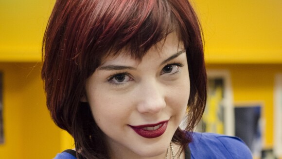 Bia Arantes fala sobre cabelos vermelhos: 'Parece que esfaqueei um boi'