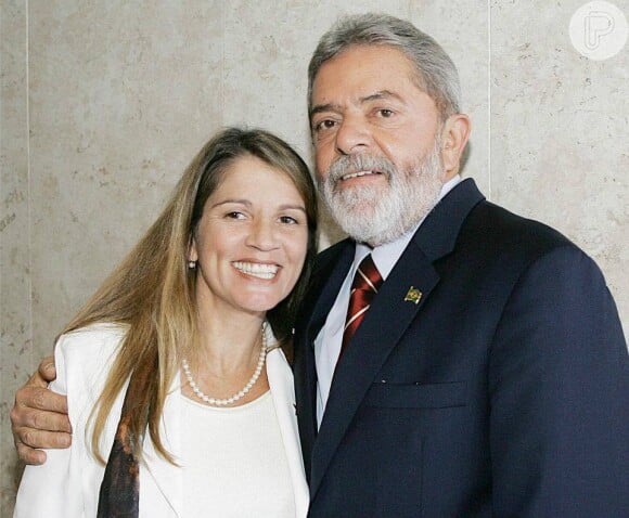 Tássia Camargo se envolveu em uma polêmica após divulgar no Facebook uma foto ao lado de Lula (08 de outubro de 2013)