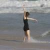 Maria Casadevall se divertiu sozinha e se desligou do resto do mundo enquanto dançava na beira do mar