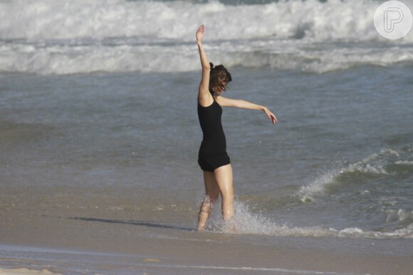 Maria Casadevall se divertiu sozinha e se desligou do resto do mundo enquanto dançava na beira do mar