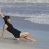 Na beira da praia, Maria Casadevall dançou olhando para o mar e fez vários passos. Pelo visto a atriz precisava matar a saudade dos tempos m que fazia aulas de dança