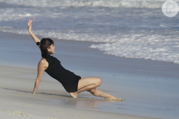Na beira da praia, Maria Casadevall dançou olhando para o mar e fez vários passos. Pelo visto a atriz precisava matar a saudade dos tempos m que fazia aulas de dança