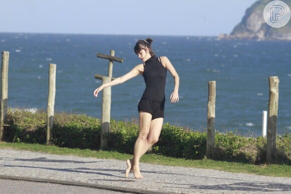 Maria Casadevall foi fotografada dançando na praia da Barra da Tijuca, Zona Oeste do Rio de Janeiro, na tarde desta quarta-feira, 9 de outubro de 2013