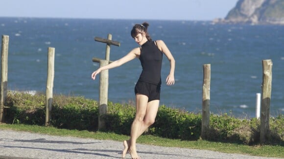 Maria Casadevall faz passos de balé e dança sozinha em praia do RJ