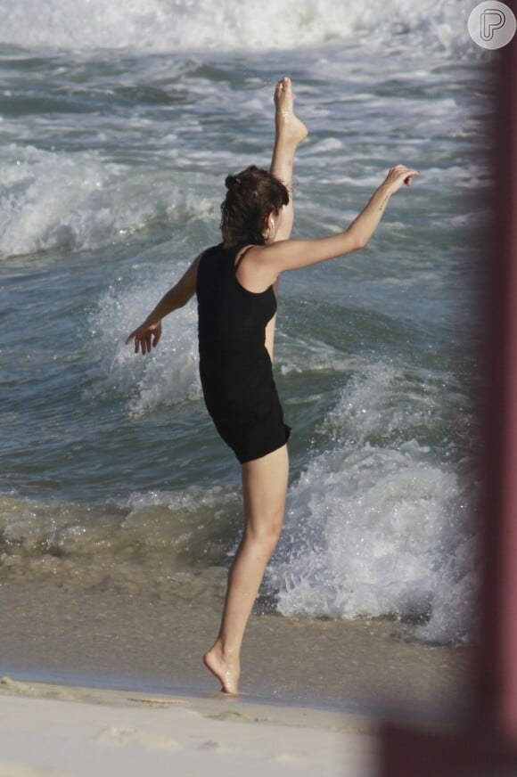 Maria Casadevall fez passos de balé sozinha enquanto ouvia música no ipode preso à sua roupa, nesta quarta-feira, 9 de outubro de 2013