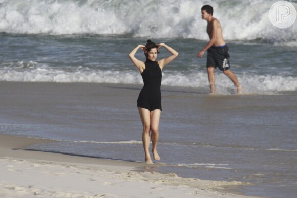 A atriz deu um show a céu aberto e não se intimidou com a presença de banhistas na praia da Barra da Tijuca