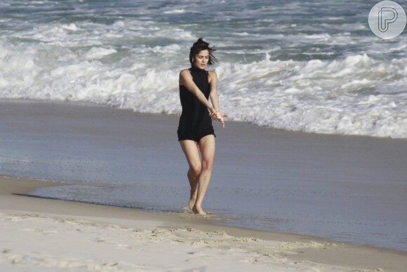 Como boa paulistana que passa maior parte do seu tempo no Rio de Janeiro, a atriz não poderia encontrar um lugar melhor para se entregar a um momento dedicado à dança: a praia
