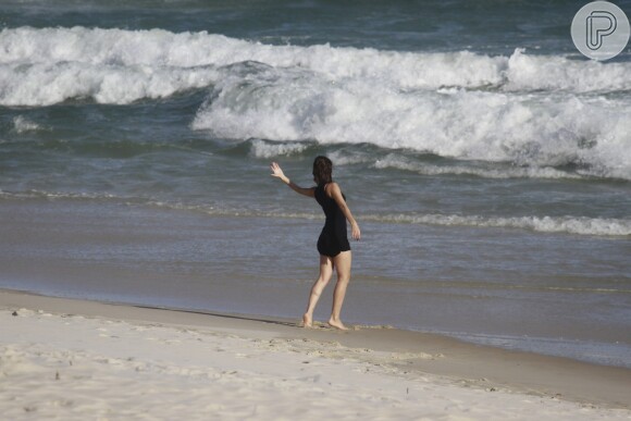 Maria Casadevall esticou os braços, ficou na ponta dos pés e mostrou leveza enquanto dançava à beira mar