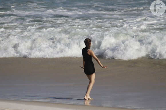 Maria Casadevall curtiu a tarde na praia da Barra da Tijuca, Zona Oeste do Rio de Janeiro