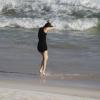 Maria Casadevall fez várias coreografias durante a sua passagem pela praia da Barra, na tarde desta quarta-feira (9)