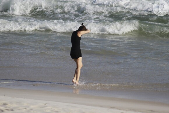 Maria Casadevall fez várias coreografias durante a sua passagem pela praia da Barra, na tarde desta quarta-feira (9)