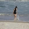 Maria Casadevall fez passos variados enquanto se soltava na praia da Barra da Tijuca