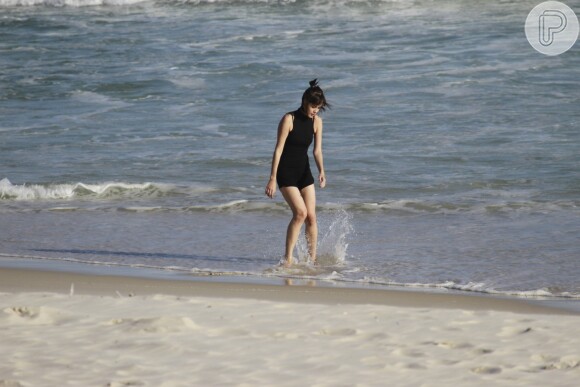 Maria Casadevall fez passos variados enquanto se soltava na praia da Barra da Tijuca