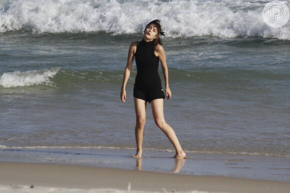 A atriz nem percebeu que estava sendo fotografada enquanto fazia a sua performance na praia da Barra