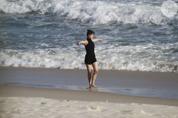 A atriz de 'Amor à Vida' deu um verdadeiro show na praia para quem quisesse ver