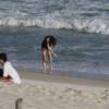 Mesmo com a presença de pessoas na praia, a atriz de 'Amor à Vida' ficou curtindo o momento dela