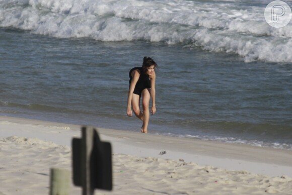 A atriz Maria Casadevall fez até coreografias na praia