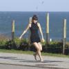 A atriz de 'Amor à Vida' saiu pela orla da praia saltitante e dando continuidade aos seus passos de dança