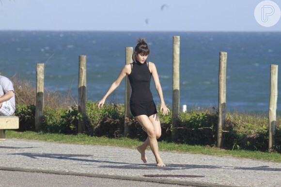 A atriz de 'Amor à Vida' saiu pela orla da praia saltitante e dando continuidade aos seus passos de dança