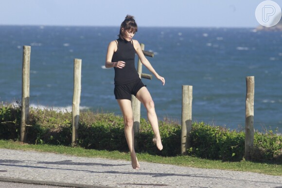 A atriz de 'Amor à Vida' continou o seu show na orla da praia