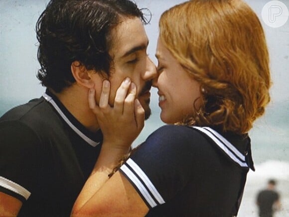 Alice (Juliane Araújo) e Jonas (George Sauma) vivem um romance secreto em 'Lado a Lado'