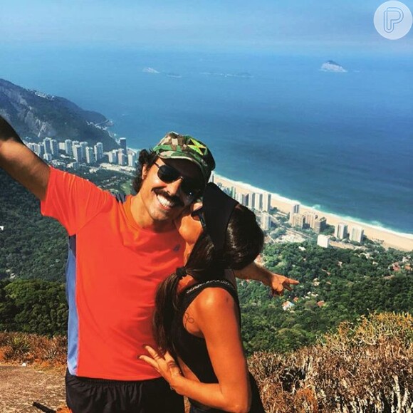 Após a trilha, o casal e seus amigos portugueses acompanharam Grazi Massafera em um bar na Zona Sul do Rio de Janeiro